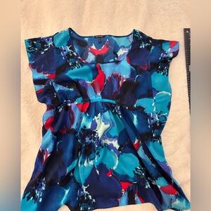 Daisy Fuentes Blue and Red Abstract Blouse